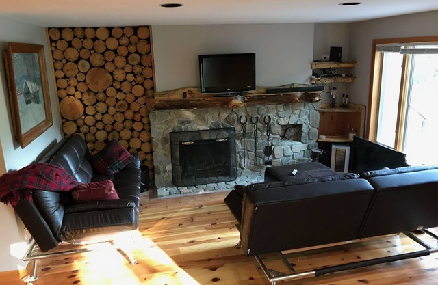 Mountain views with comforts of home. 5 minute drive to mountain!