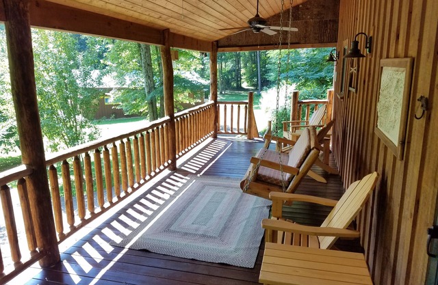 Mountainside cabin along the Pigeon River - Pickleball court on-site