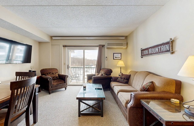 Mountainside condo w/pool, gym & rec room: walk to ski lift & town