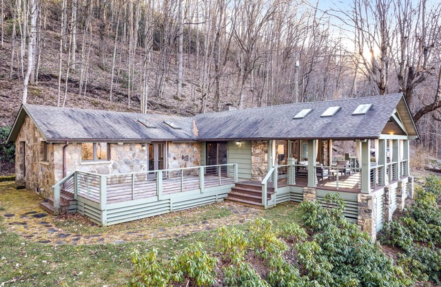 Mountainside home with outstanding views, covered deck, & central AC