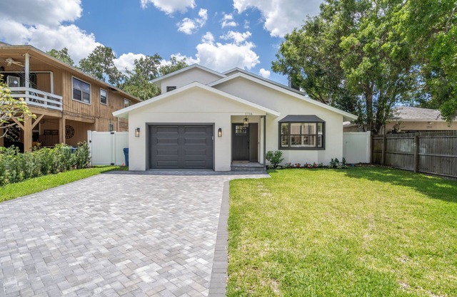 Mova Manor- 4/3 balcony overlooks private backyard