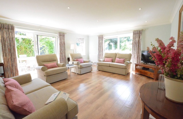 MOWBRAYS, family friendly, with a garden in Middleton