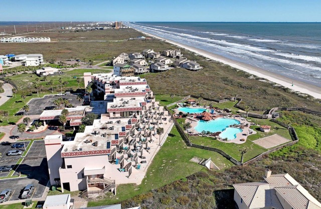 MP218 | Private Entry & Gulf Views | Resort Pools