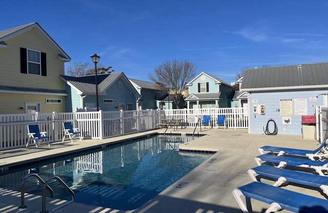 MRV13S, 2-bedroom cottage, 2 Blocks to the Beach! Free WIFI, Free Parking