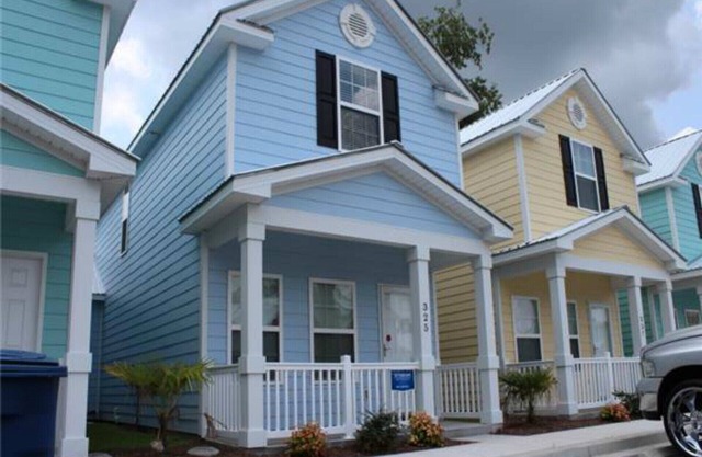 MRV25, 2-bedroom cottage, Blocks to Beach! Free WIFI, Free Parking