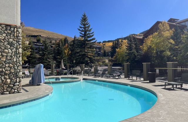 MT CB Base Area- King Bed, Outdoor Hot Tub + Pool & Near Hiking + Bikingn