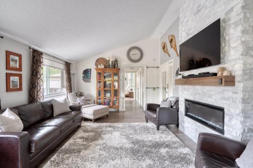 Mt Hood Village Condo - Cozy Retreat with Fireplace