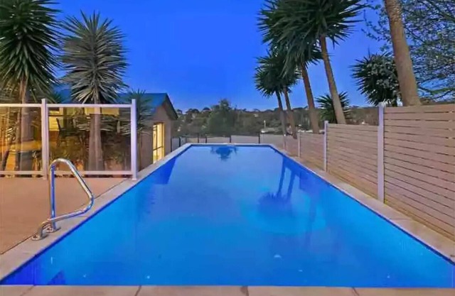 Mt Martha Delight: 6 bedroom, putting green, pool & spa, pool table