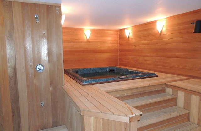 Mt. Snow Paradise - Indoor Jacuzzi & Sauna - Minutes to Mountain - Sleeps 10