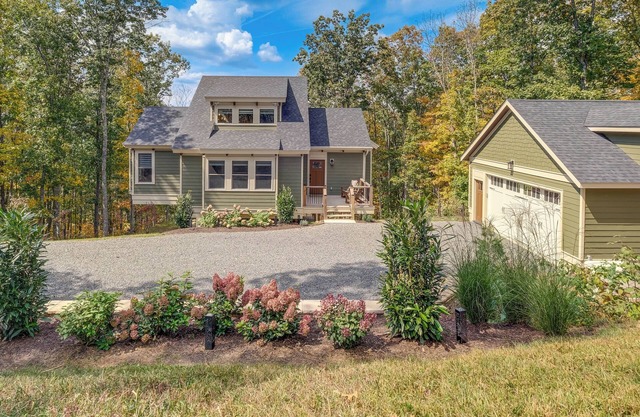 Mtn Views & Spacious Deck! Modern Caldwell Getaway