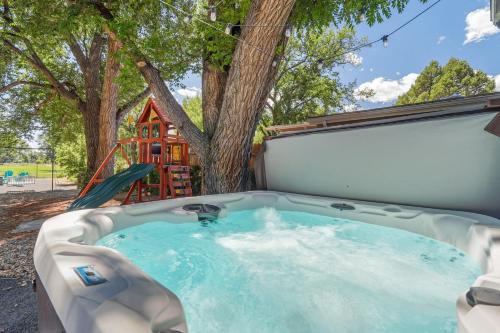Mulligan Magic - Golf Hot Tub Fire Pit Scenic View