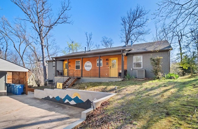 Mural House Lodge: North Bville On The Trails, EV Charger & 2 Private Hot Tubs