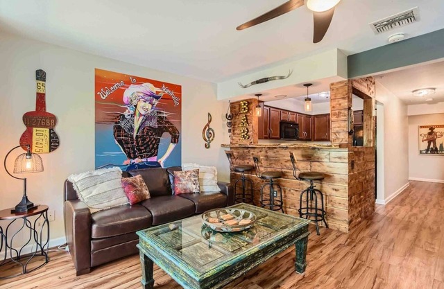 Music City Living - 2BR/2BA Riverfront Paradise with FREE PARKING