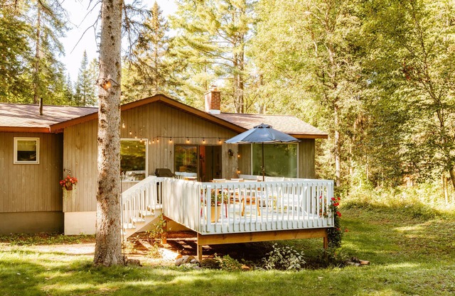 Muskoka cottage in the forest, close to the river. Lots of privacy.