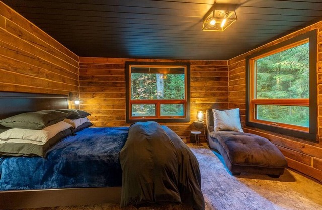 Muskoka Getaway Cabin - relax, snowshoe, cross country ski and unwind