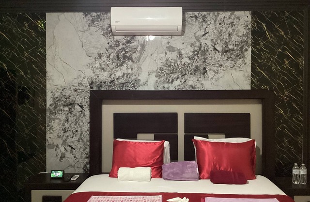 Muy cómoda habitación con cama king y AC y refrigerador y microondas