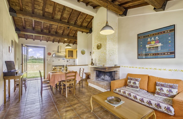 Myrtle apt with shared pool, Castiglione del Lago, Italy