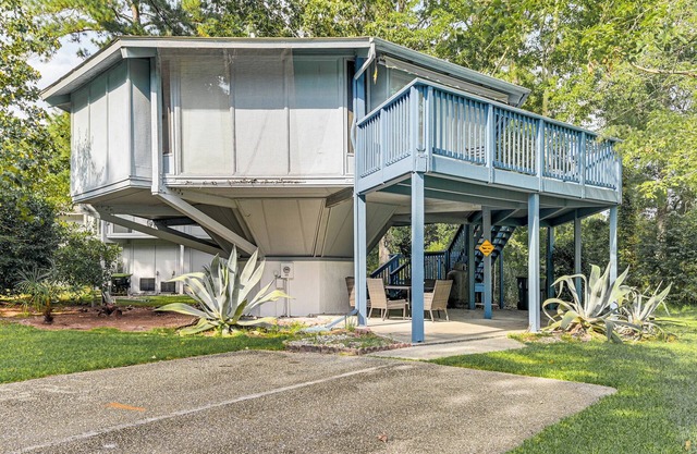 ‘Myrtle Beach Tree House' w/Deck ~ 7 Mi to Beach!