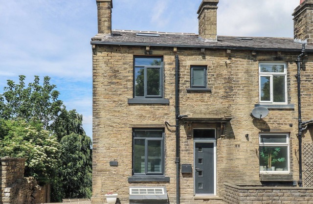 MYRTLE LOFT, pet friendly, character holiday cottage in Cross Roads