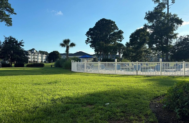 Myrtlewood 2-bedroom condo accepting pets. Pool in the backyard