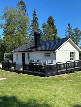 Mysigt hus nära hav och skog på härliga Alnö