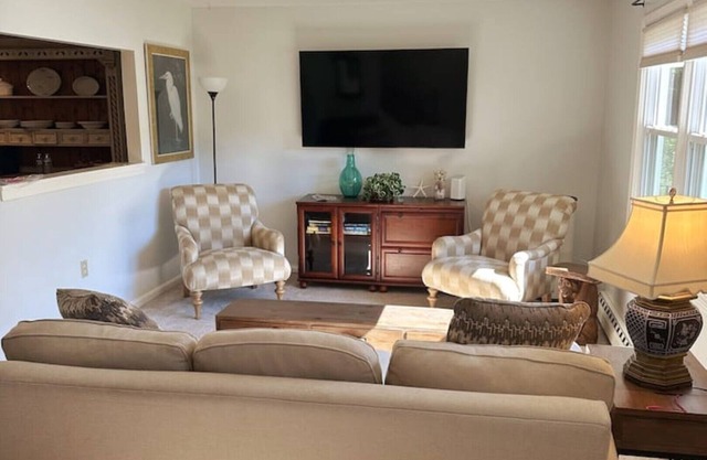 Mystic 2-bedroom townhome with deck in peaceful neighborhood- walk to downtown!