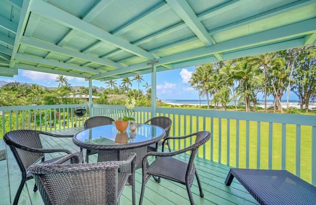 Na Hoku; upstairs oceanfront unit just steps to town and Hanalei Bay beach!