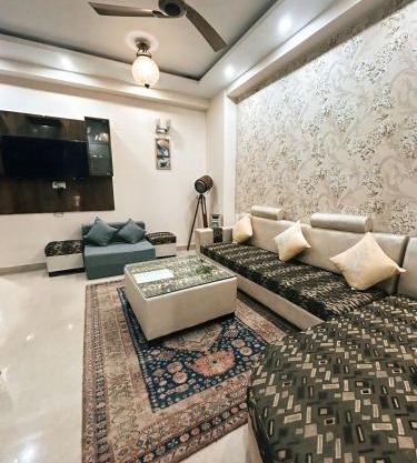 Namah 2BHK Resort Homestay with Kitchen-4 Mins from Prem mandir