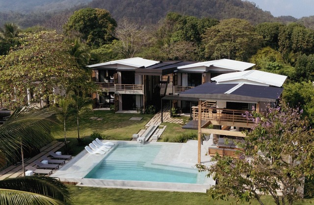 Nanku Coyote - Luxurious Beachfront Home w/8 Private Bedrooms and Infinity Pool