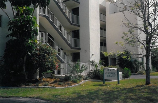 Naples Bay View condo - Block from Gulf Beach
