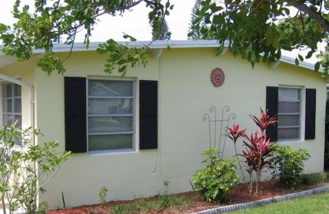 Naples Cottage - Walk to Beach - Privacy with Pool