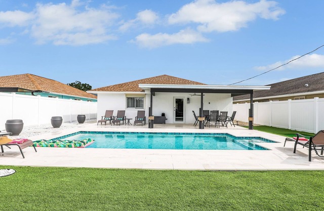 Naples Retreat w/Private Pool – 5 Min to Vanderbilt Beach & Mercato