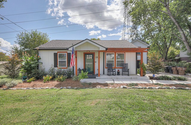 Nashville Carriage House - Charming comfy 4BR, 3BA w hot tub, firepit and albums
