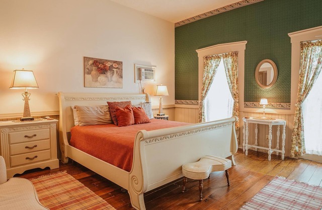 Nashville charm, Suite#1 is located steps from shops, restaurants. Pet friendly!