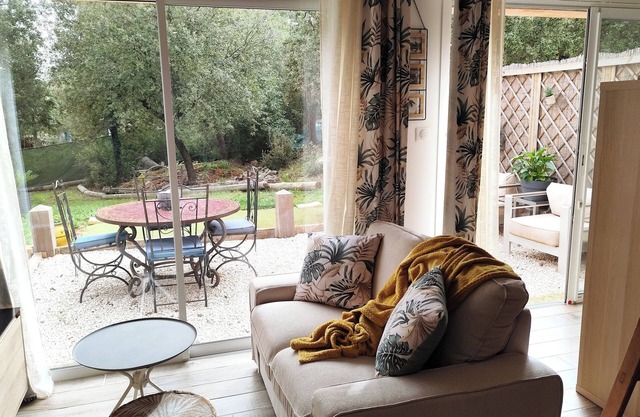 Natural haven of peace in Provence with garden and jacuzzi for 2/3 people