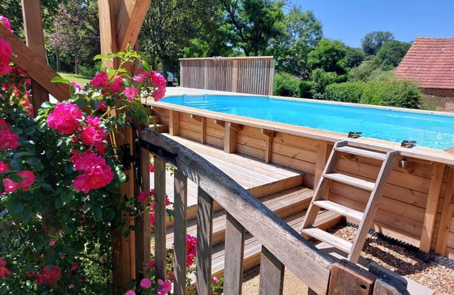 Nature break in the heart of a shady enclosed park