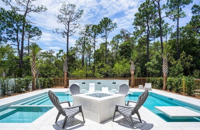 NatureWalk with Private Pool, HotTub, Fire Pit & 4 Bikes!