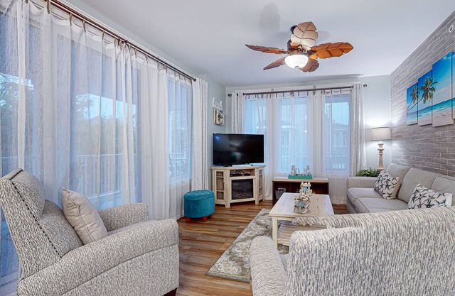 Nautically-themed condo w/shared pool/hot tub - close to the beach & bay