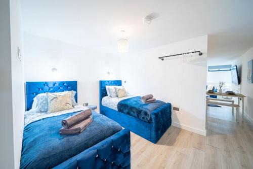 Navy Diamond Apartment in Bradford!