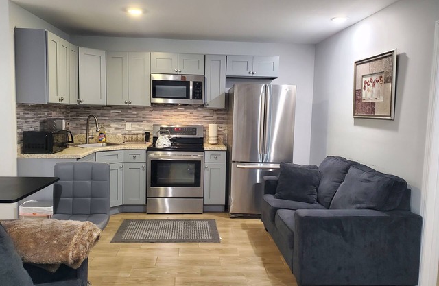 nCharming 2-Bedroom Apartment w/Private Bath & Sofa Bed: Near NYC & EWR