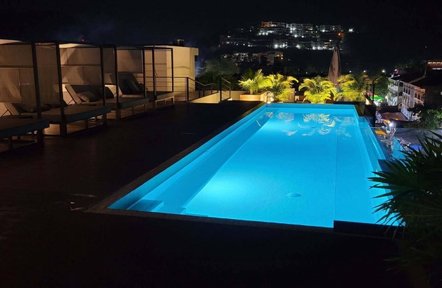 New listing! Chic, cozy 2-bedroom w/rooftop pools, walk to beach, restaurants+