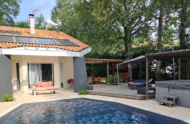 NEAR ARCACHON BASIN, THE OCEAN AND BORDEAUX WITH SWIMMING POOL AND JACUZZI
