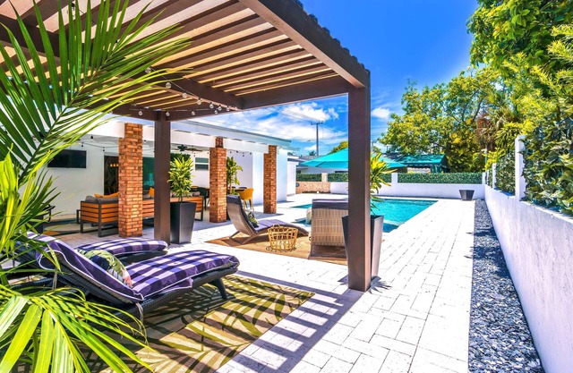 Near Brickell, Heated pool & Spa,huge outdoor area.