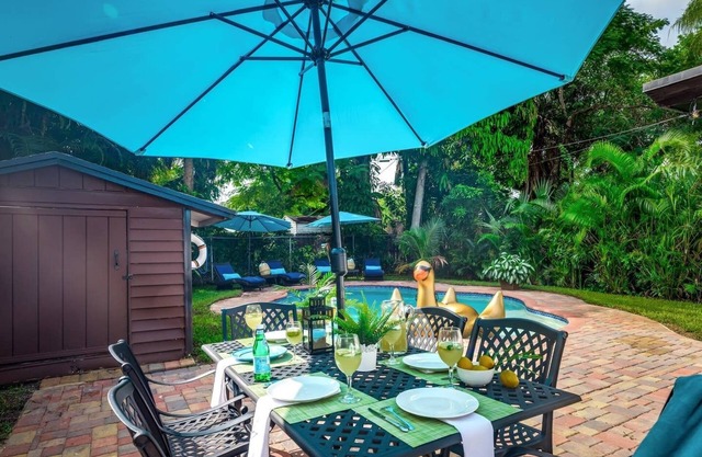Near Convention Center, Beach, Shops & Restaurants + Private Heated Pool & Bikes