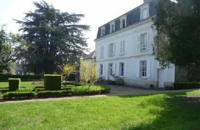 Near down town Amboise, beautiful property on a large park
