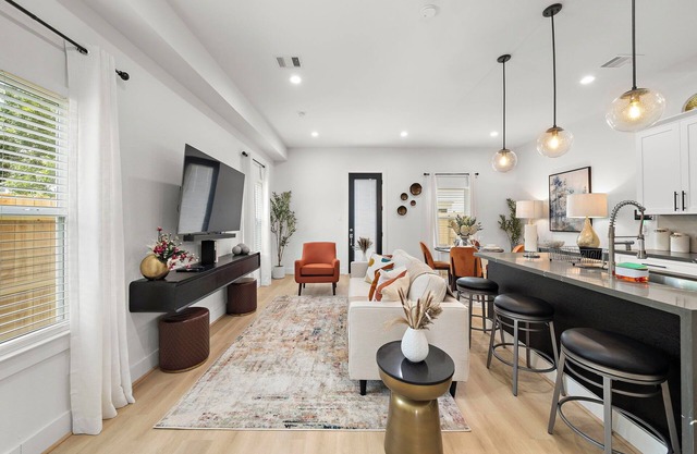 Near DT & Med Center Townhouse | WiFi Games Pets