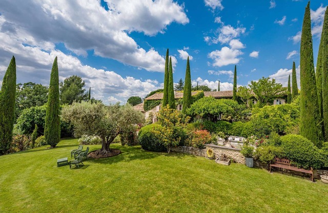 Near Gordes – An exceptional property with a tennis court – Sleeps 12