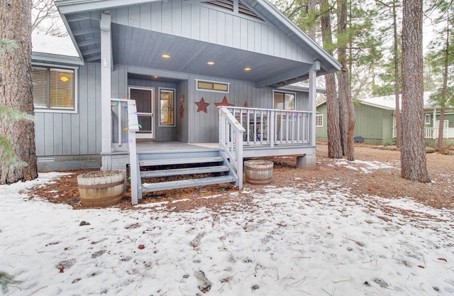 Near Hiking & Golfing: Pinetop Home w/Deck!