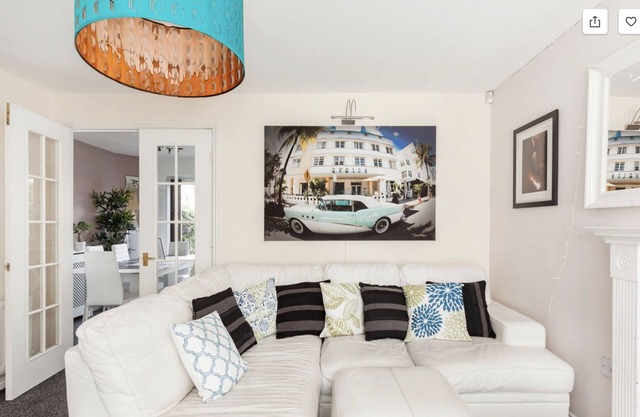 Near Leeds city centre, 3 bed house, FREE parking, WiFi, Netflix, patio seating