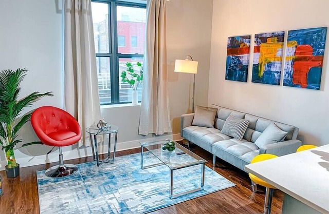 Near McCormick Place 420-Friendly 3BR/2BA with Optional Parking and sleeps 8